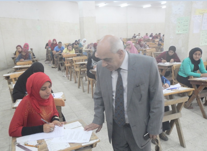 نائب رئيس جامعة الزقازيق يتفقد أعمال إمتحانات الفصل الدراسي الثاني