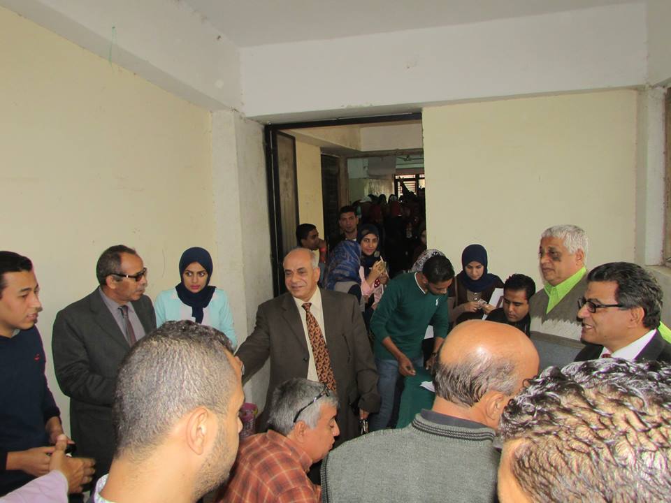 الاستاذ الدكتور /عبدالله عسكر عميد الكلية يتفقد اعمال انتخابات اتحاد الطلاب بالكلية