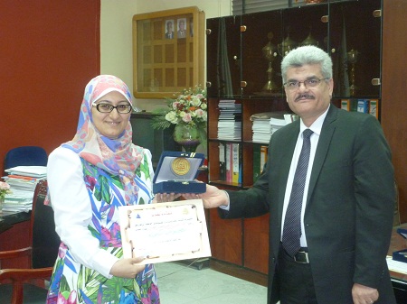 تكريم أ.د/ عبدالناصر حسين رياض للدكتورة/ نسرين الصابر لحصولها على درجة الدكتوراه