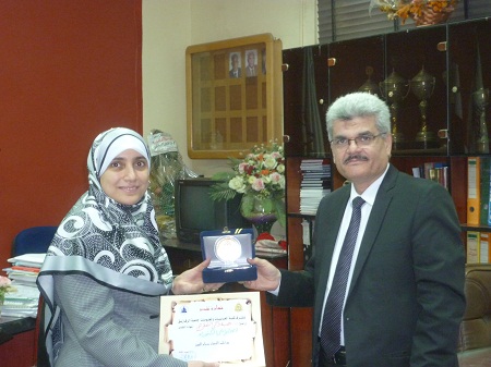 تكريم أ.د/ عبدالناصر حسين رياض للدكتورة/ هبه زكي لحصولها على درجة الدكتوراه