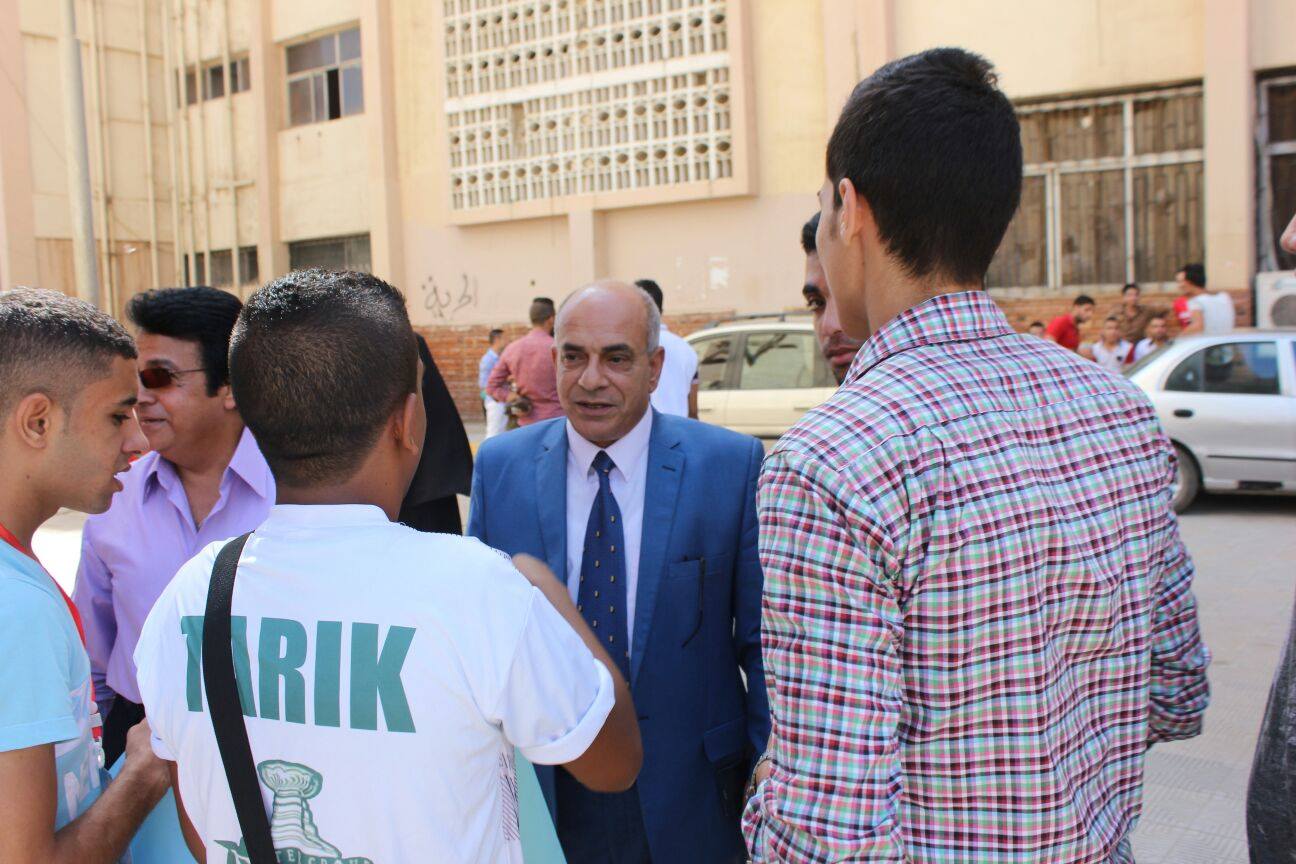 الاستاذ الدكتور/ عبدالله عسكر عميد الكلية يتفقد استقبال الطلاب الجدد وانتظام الدراسة
