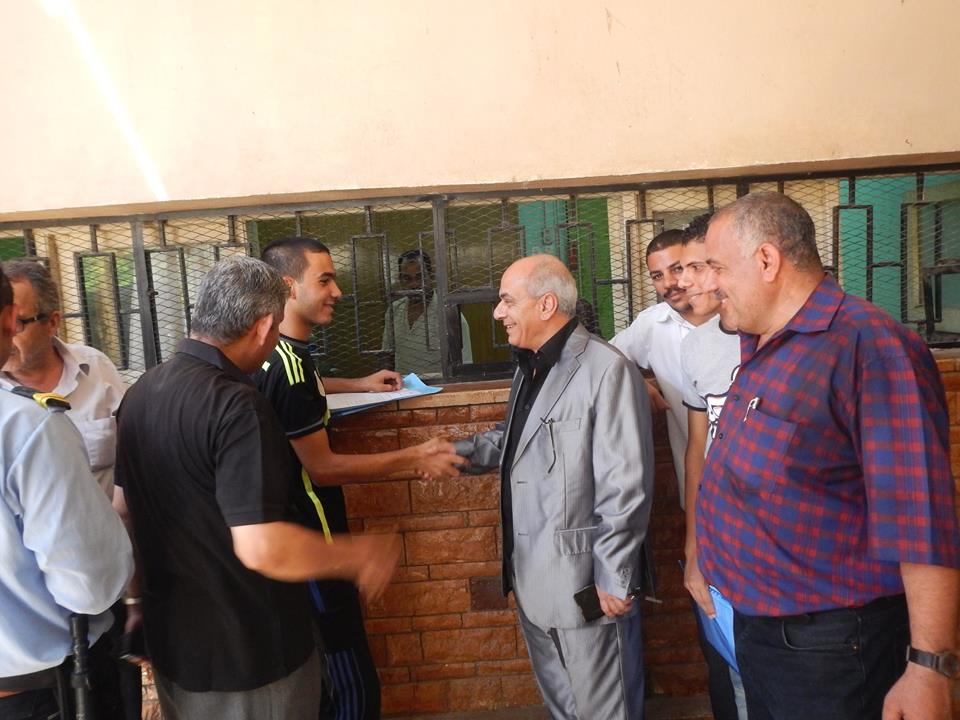 عميد الكلية يتابع اجراءات تسجيل الطلاب الجدد بالكلبة