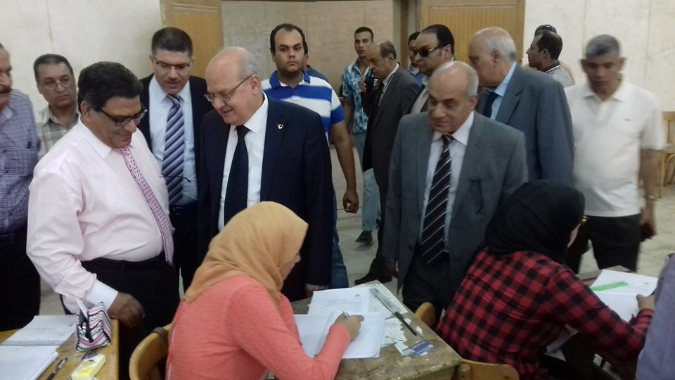 رئيس الجامعة يتفقد اعمال امتحانات الفصل الدراسى الثانى