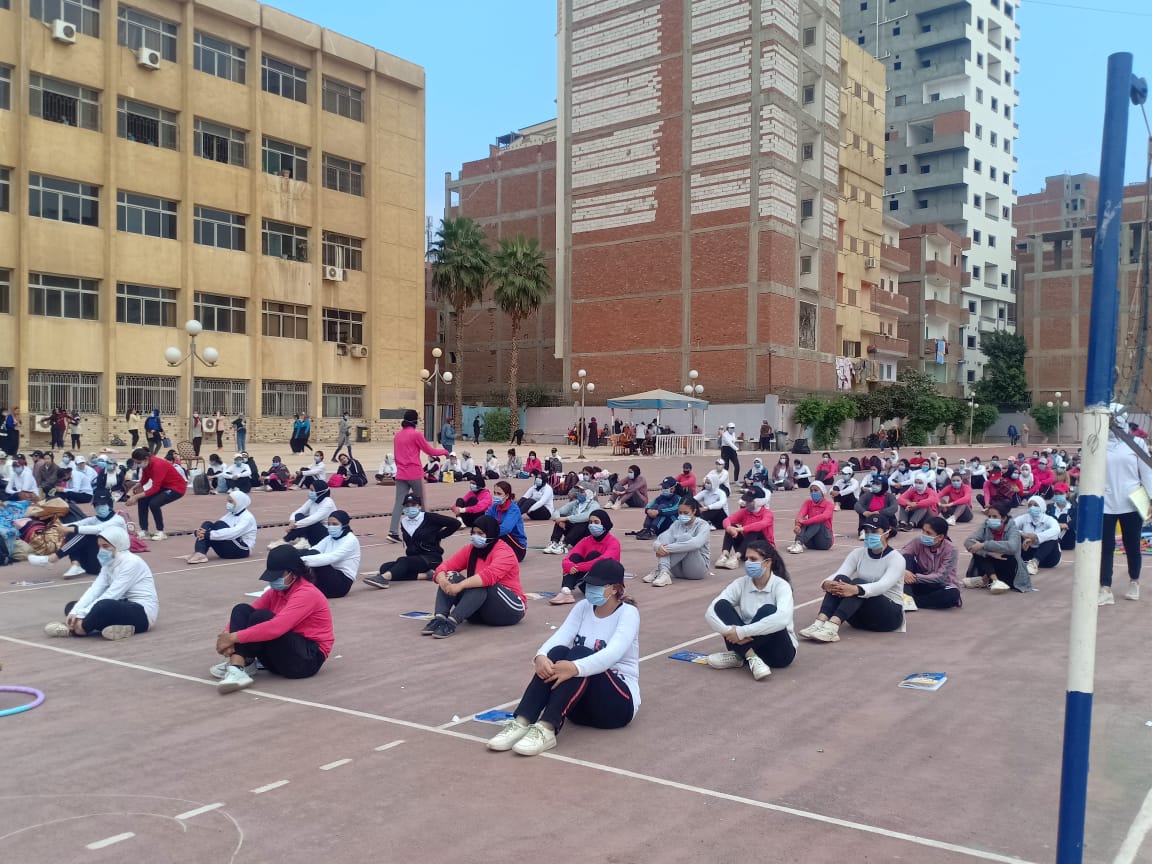 الامتحان التطبيقي للفرقة الاولى العاب صغيرة مع مراعة الاجراءات الاحترازية والتباعد بين الطالبات